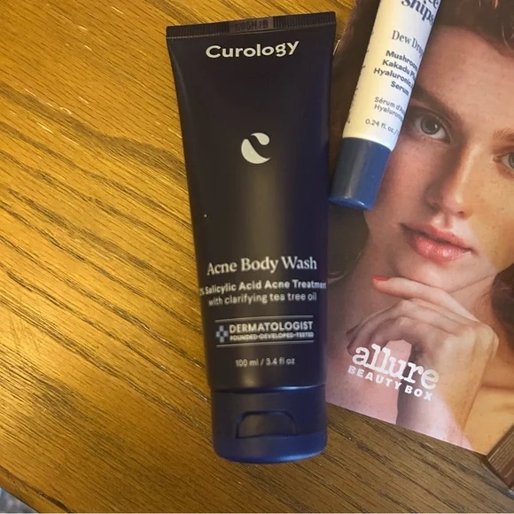 Beauty Box with Skincare and Makeup Products - Picture 3 of 6